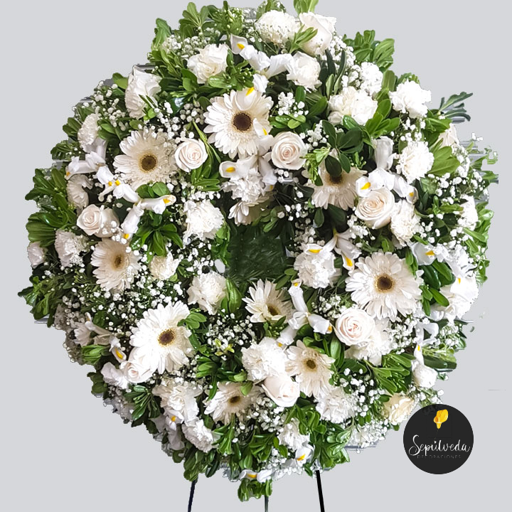 Corona Redonda con Rosas Blancas, Gerberas Blancas y Follaje - Sepúlveda  Decoraciones - Florería, Ambientación, Decoración e Iluminación